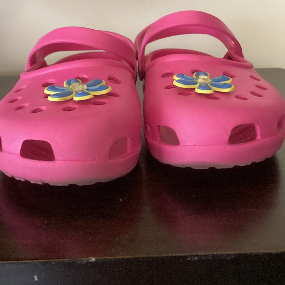 🔹pink crocks, flower is removable. Super comfortable water resistant crocks!! - Picture 7 of 7